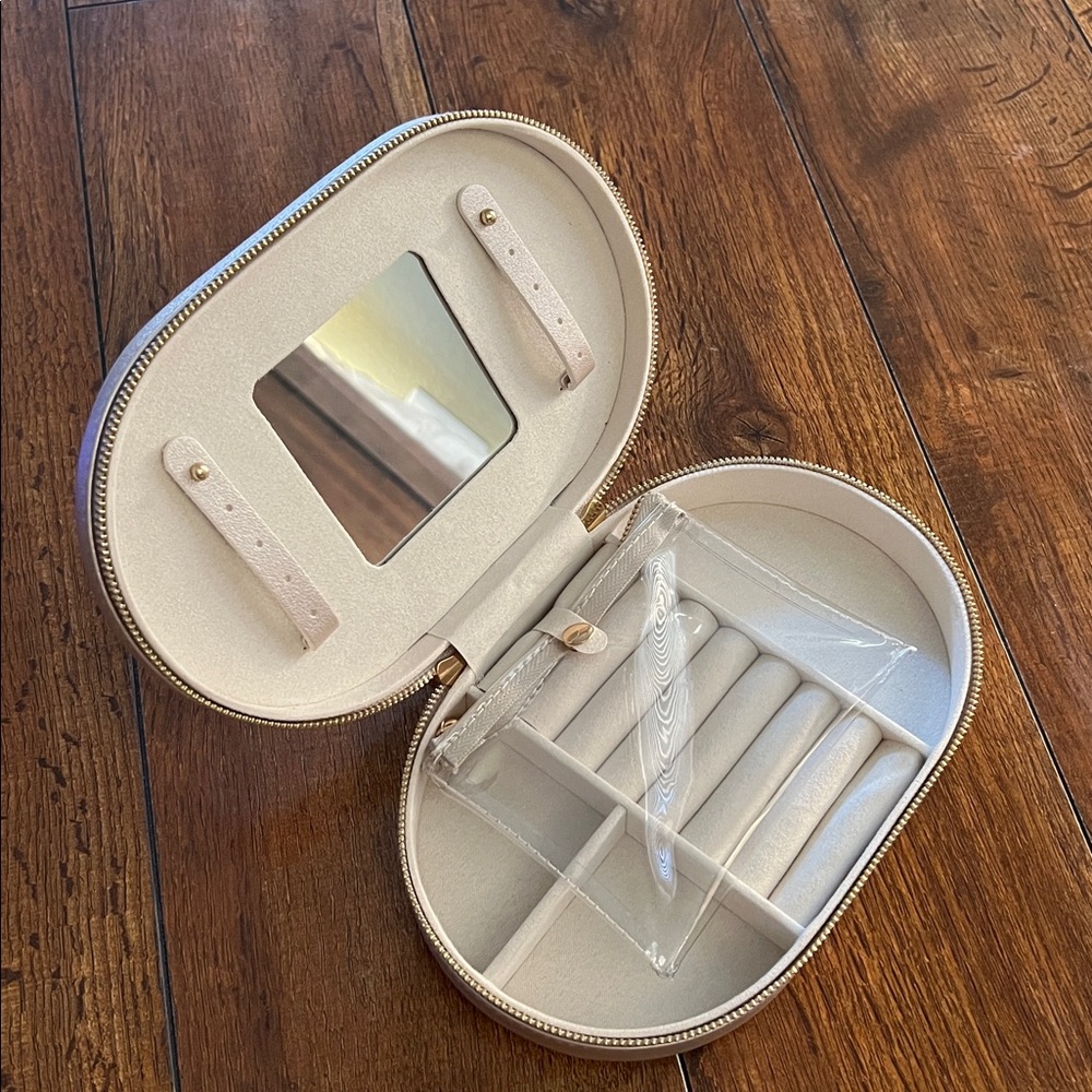 Elegant Cream Jewelry Case with Mirror
